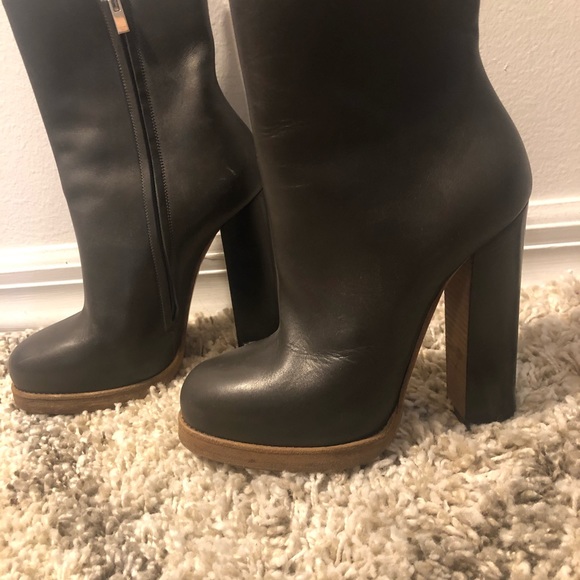 Grey leather Celine bootie Fall 2018 Collection - Picture 3 of 6